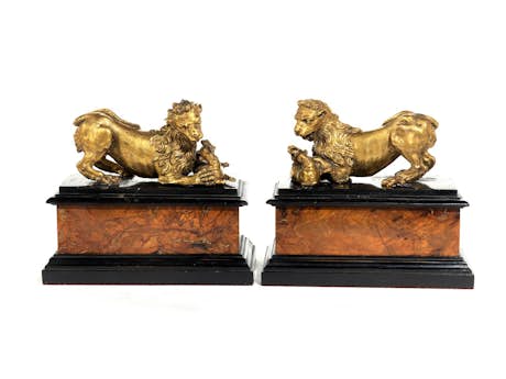 Paar feuervergoldete Löwenfiguren in Bronze
